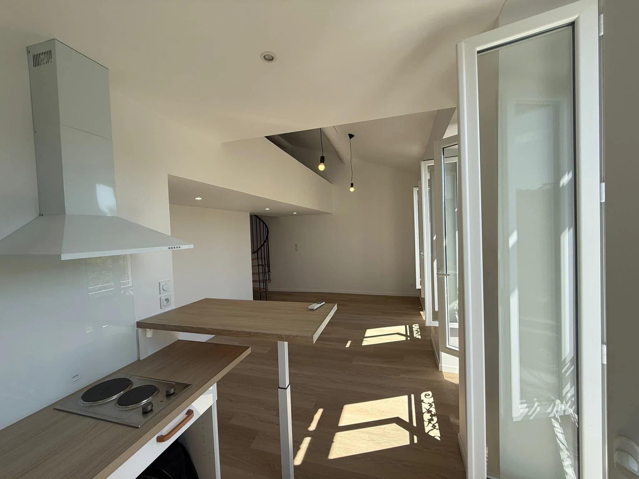 Cuisine et salon après rénovation