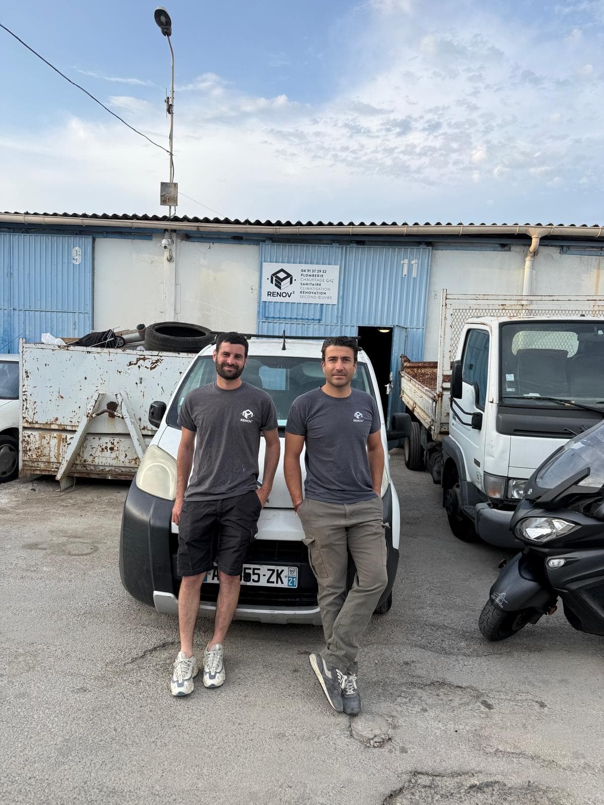 Les deux fondateurs de Rénov au Carré devant leur atelier à Marseille