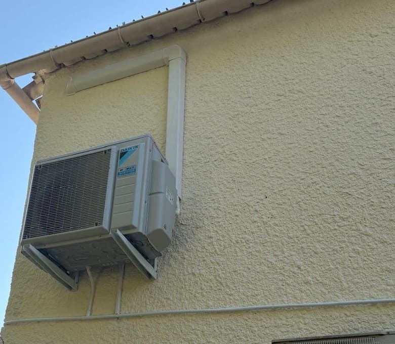Unité extérieure de climatisation Daikin posée en façade, Marseille