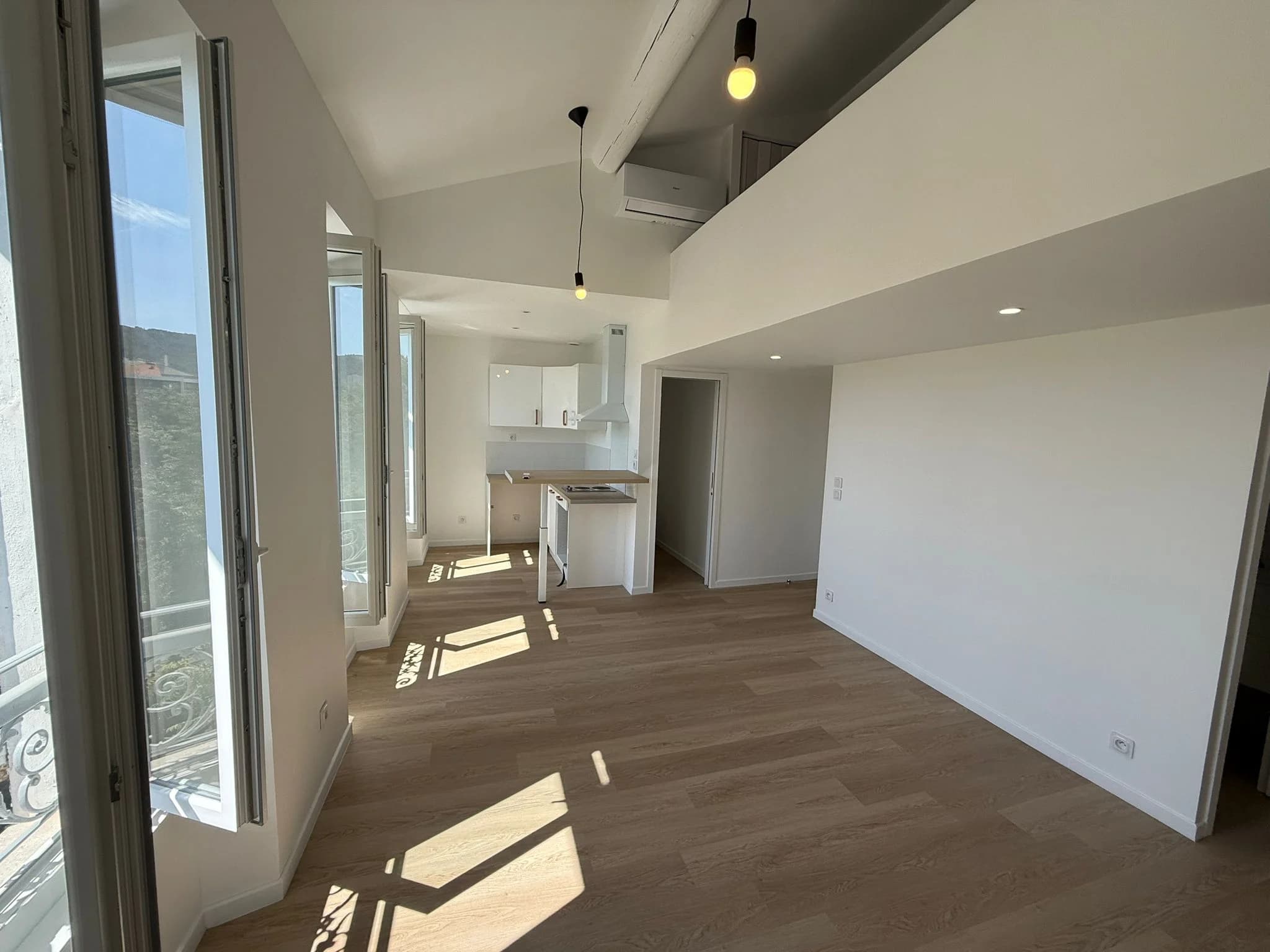 Après — mezzanine terminée avec isolation