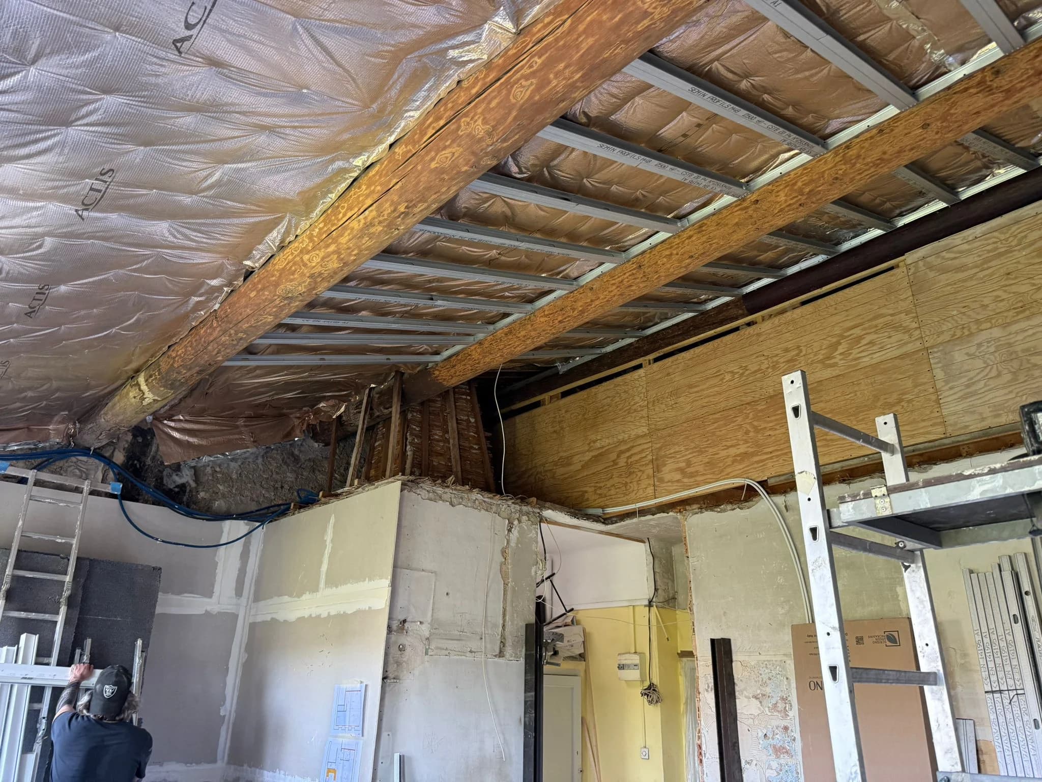 Pendant — travaux d'isolation et structure mezzanine