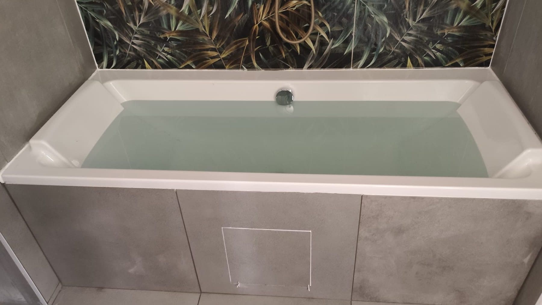 Baignoire encastrée avec tablier carrelé et trappe de visite