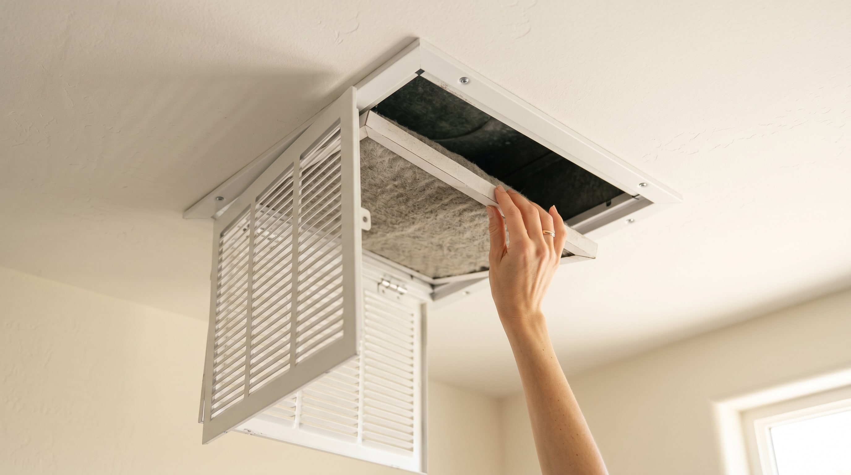 Grille de reprise d'air d'un gainable Mitsubishi en plafond avec filtre accessible
